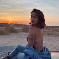 Tak hanya di lengan, Samantha juga memiliki tato di bagian punggung bawah dan sampingnya. Tatonya itu jelas terlihat jika dirinya mengenakan busana backless. Foto: Instagram/@samrichelle