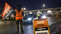 Amazon mengumumkan kenaikan gaji musim panas lalu. Tetapi pekerja gudang mengatakan kenaikan gagal untuk mengimbangi kenaikan biaya hidup. Mereka ingin perusahaan membayar minimal £15 atau sekitar Rp 277.500 per jam (kurs Rp 18.500). Mereka juga menginginkan kondisi kerja yang lebih baik. Pekerja Amazon telah menyuarakan keprihatinan tentang jam kerja yang panjang, tingkat cedera yang tinggi, dan kecepatan kerja yang tak henti-hentinya, serta pemantauan karyawan yang agresif dan ditingkatkan teknologi. Getty Images/Bloomberg/Darren Staples