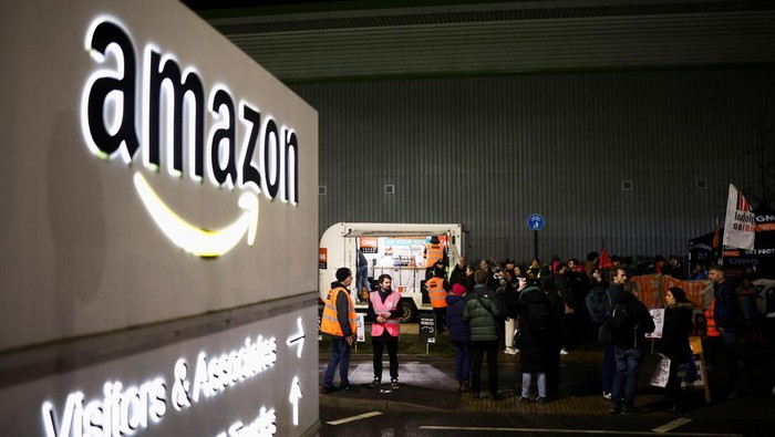 People take part in a rally in support of Amazon workers on strike, outside the Amazon warehouse, in Coventry, Britain, January 25, 2023. REUTERS/Henry Nicholls