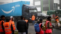 Aksi pemogokan 24 jam dimulai pada Rabu kemarin, tepat pada satu menit setelah tengah malam. Para pekerja yang mogok kerja akan melakukan aksinya di luar lokasi markas Amazon di Coventry di Inggris sepanjang hari. REUTERS/Henry Nicholls  