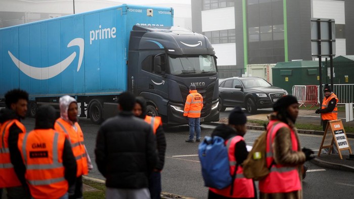 Karyawan Amazon Mogok Kerja Tuntut Gaji Naik Amazon workers, who recently signed up to join the GMB union, stand on the picket line as they hold a strike outside the Amazon warehouse in Coventry, Britain, January 25, 2023. REUTERS/Henry Nicholls