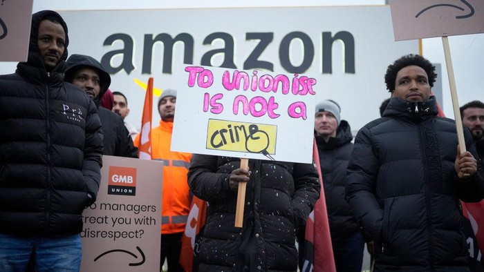 Karyawan Amazon Mogok Kerja Tuntut Gaji Naik COVENTRY, ENGLAND - JANUARY 25: Amazon workers hold GMB union placards on the picket line as they hold a strike outside the Amazon fulfilment centre on January 25, 2023 in Coventry, England. Hundreds of Amazon workers at the fulfilment centre voted to walk out over the company's 50 pence per hour pay offer. An industrial action ballot saw a majority of more than 98 per of workers vote to strike. (Photo by Christopher Furlong/Getty Images)