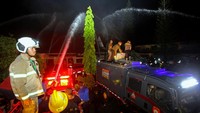 Ratusan barisan pemadam kebakaran (BPK) Kota Banjarmasin dikerahkan untuk memadamkan kebakaran salah satu gedung yang berada di Mapolda Kalsel tersebut.