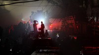 Sejumlah relawan pemadam kebakaran berupaya memadamkan api yang membakar Gedung SDM Polda Kalsel di Mapolda Kalsel, Banjarmasin, Kalimantan Selatan, Rabu (25/1/2023).