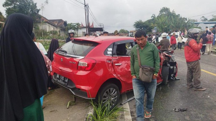 Kecelakaan beruntun di Tanah Datar, Sumbar. (Foto: Istimewa)