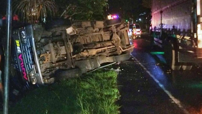 Kecelakaan di Jalan Denpasar-Gilimanuk, tepatnya di Desa Pekutatan, Jembrana, Bali. Dalam insiden tersebut, sebuah truk trontonmenghantam minibus hingga terbalik.