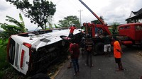 Sebanyak 60 penumpang rombongan peziarah dari Jombang selamat dalam kecelakaan tunggal bus tersebut.