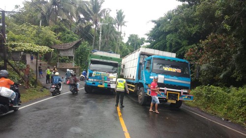 Dua truk mogok di tikungan Desa Samsam, Kerambitan. Akibatnya, kemacetan terjadi sepanjang 2 km dari jurusan Denpasar-Gilimanuk dan sebaliknya.
