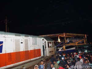 KA Sancaka Tabrak Truk Pengangkut Mobil di Mojokerto