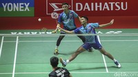 Start lambat dilakoni Fajar/Rian ketika melawan Chang/Po. Keduanya selalu tertinggal sejak poin pertama lalu memasuki interval dengan ketinggalan 6-10. Chang/Po lantas menjauh meninggalkan Fajar/Rian 18-9, sebelum akhirnya menutup gim pertama dengan keunggulan 21-13.
