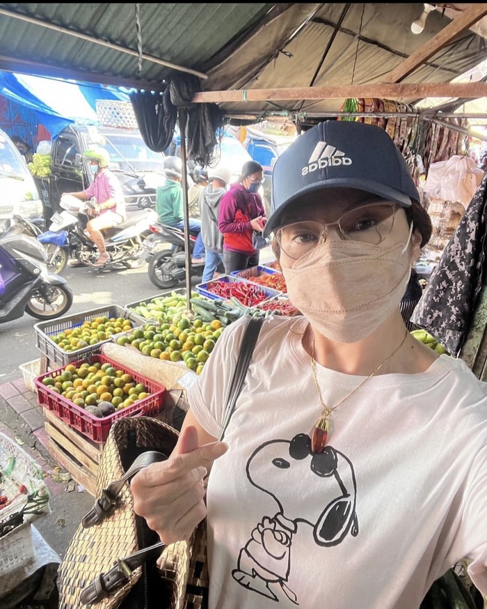 Keseruan Tamara Bleszynski Saat Belanja ke Pasar Hingga Makan di kafe