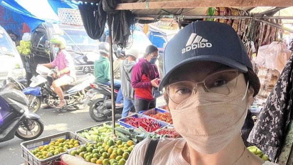 Keseruan Tamara Bleszynski Saat Belanja ke Pasar Hingga Makan di kafe