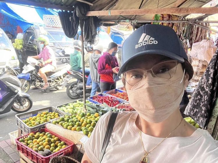 Keseruan Tamara Bleszynski Saat Belanja ke Pasar Hingga Makan di kafe