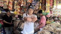 Saat pergi ke pasar, artis kelahiran 1974 itu belanja berbagai macam bahan makanan. Kalau ini saat Tamara sedang memilih ikan asin.  Foto: Instagram @tamarableszynskiofficial