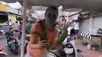 Adalagi momen yang dipamerkan oleh ibu Teuku Rassya itu saat sedang memilih sayuran pare dan mentimun di pasar. Foto: Instagram @tamarableszynskiofficial