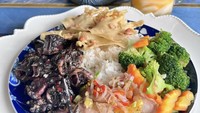 Kalau ini ketika wanita berdarah Polandia Sunda itu sedang menikmati masakan rumahannya. Ada ada cumi tinta hitam hingga sambal matah.  Foto: Instagram @tamarableszynskiofficial