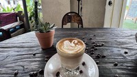 Selain belanja ke pasar, beberapa kali Tamara terlihat nongkrong di kafe. Ia pun senang memesan secangkir hot latte. Foto: Instagram @tamarableszynskiofficial