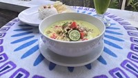 Bukan makan ringan saja, melainkan wanita 48 tahun ini juga suka menikmati makanan berat seperti semangkuk soto yang dilengkapi nasi. Foto: Instagram @tamarableszynskiofficial