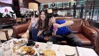 Saat pergi bersama anak keduanya, pemain Air Terjun Pengantin ini memesan banyak makanan mulai dari french fires hingga chicken wings. Foto: Instagram @tamarableszynskiofficial
