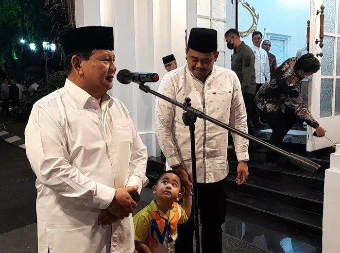 Tingkah lucu Ketua Nahyan memperhatikan Prabowo saat konfirmasi pers. Foto: Nizar Aldi/detikSumut