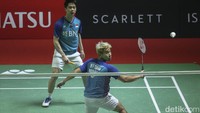 Marcus/Kevin tidak mampu keluar dari tekanan Liu Ou pada gim kedua sehingga kalah 8-21 sekaligus melanjutkan permainan ke gim penentuan.