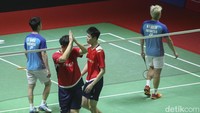 Liu/Ou memenangi sebuah reli panjang untuk memimpin 7-3 dari Marcus/Kevin. Liu/Ou memimpin 11-6 saat interval. Marcus/Kevin lantas memutuskan mundur sehingga pasangan China berhak atas kemenangan.