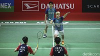 Dalam pertandingan tersebut, Marcus diduga cedera.