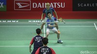 Marcus/Kevin menghadapi pasangan China Liu Yuchen/Ou Xuanyi pada pertandingan di Istora Senayan, Kamis (26/1/2023). Mantan ganda putra nomor satu dunia itu memutuskan mundur di gim ketiga dalam kedudukan 21-19, 8-21, 6-11. Marcus diduga mengalami cedera.