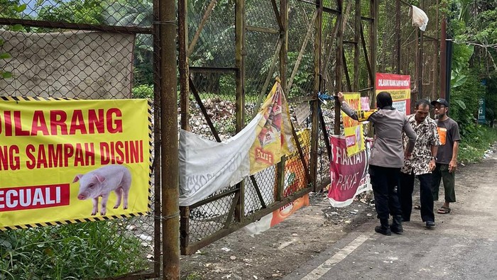 Kondisi di jalan kawasan Dampit, Mertoyudan, Magelang usai dibersihkan dari tumpukan sampah, Kamis (26/1/2023).