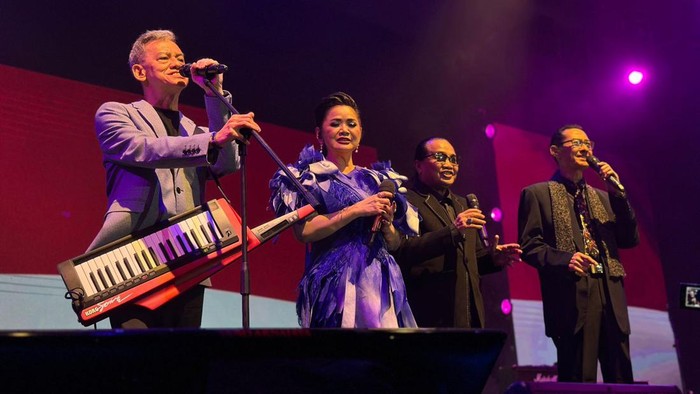 Empat musisi legendaris Indonesia tampil dalam konser musik Semua Jadi Satu di Makassar, Rabu malam (25/1/2023).