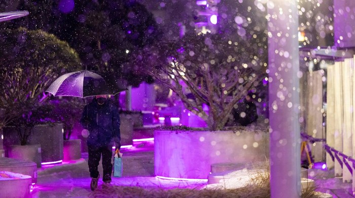 Korea Selatan Bersiap Hadapi Musim Dingin Paling Menggigil Morning commuters wait for a bus as snow falls in Seoul, South Korea, on Thursday, Jan. 26, 2023. Colder-than-usual weather isΒ set to prevailΒ in North Asia until the end of this month, which may boost heating demand in major energy importers China, Japan and South Korea.Β Photographer: SeongJoon Cho/Bloomberg via Getty Images
