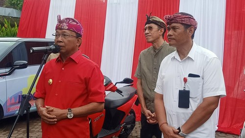 Gubernur Bali Wayan Koster dan Kadishub IGW Samsi Gunarta saat peluncuran Rencana Aksi Daerah Percepatan Kendaraan Bermotor Listrik Berbasis Baterai Provinsi Bali 2022-2026 di Jaya Sabha, Jalan Surapati No 1 Denpasar, Bali, pada Kamis (26/1/2023). (