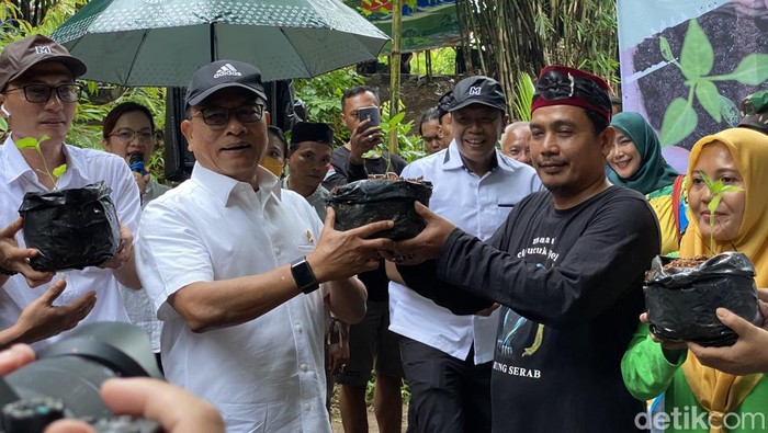 KSP Moeldoko memberikan bibit cabai ke warga Depok