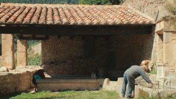 Setelah terjadi bencana alam yang menewaskan banyak warganya, desa ini tidak pernah kembali semarak seperti semula. Hilangnya populasi desa ini makin diperparah, oleh pergerakan warga dari desa ke kota di tengah Perang Saudara, dan demografi modern. Foto: Jungles in Paris