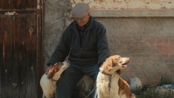 Mereka memelihara kelinci dan ayam untuk daging dan telur, dan pergi ke kota terdekat untuk membeli makanan lain yang mereka masak di atas kompor tradisional. Foto: Jungles in Paris
