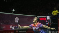 Di pertandingan ini, Anthony Sinisuka Ginting banyak melakukan kesalahan mulai dari bola keluar lapangan dan menyangkut di net.