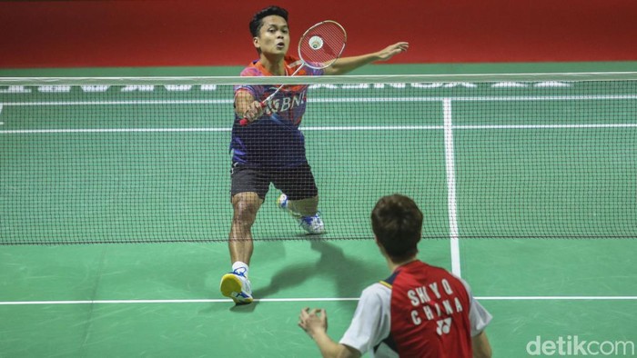 Langkah Anthony Ginting Terhenti di 16 Besar Indonesia Master 2023 Tunggal putra Indonesia Anthony Sinisuka Ginting harus terhenti langkahnya di babak 16 besar Indonesia Masters 2023, di Istora Senayan, Jakarta, Kamis (26/01/2023). Ginting kalah dari tunggal putra China Shi Yu Qi dengan skor 21-19 dan 21-16.