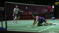 Anthony Sinisuka Ginting dan Shi Yu Qi bertarung ketat pada set pertama.