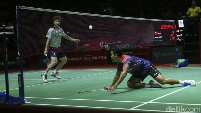 Tunggal putra Indonesia Anthony Sinisuka Ginting harus terhenti langkahnya di babak 16 besar Indonesia Masters 2023, di Istora Senayan, Jakarta, Kamis (26/01/2023). Ginting kalah dari tunggal putra China Shi Yu Qi dengan skor 21-19 dan 21-16.
