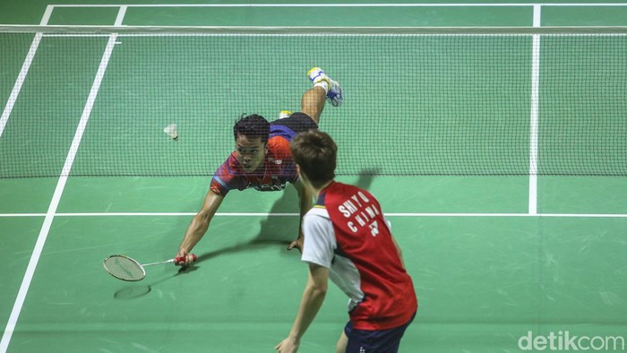 Langkah Anthony Ginting Terhenti di 16 Besar Indonesia Master 2023 Tunggal putra Indonesia Anthony Sinisuka Ginting harus terhenti langkahnya di babak 16 besar Indonesia Masters 2023, di Istora Senayan, Jakarta, Kamis (26/01/2023). Ginting kalah dari tunggal putra China Shi Yu Qi dengan skor 21-19 dan 21-16.