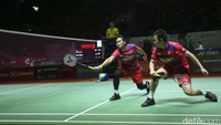 Perebutan poin berjalan sengit selepas jeda dan Ahsan/Hendra memasuki poin-poin kritis dengan keunggulan tipis.