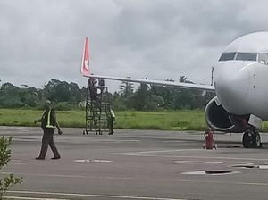 Detik-detik Pesawat Lion Air Tabrak Garbarata Bandara Mopah Merauke