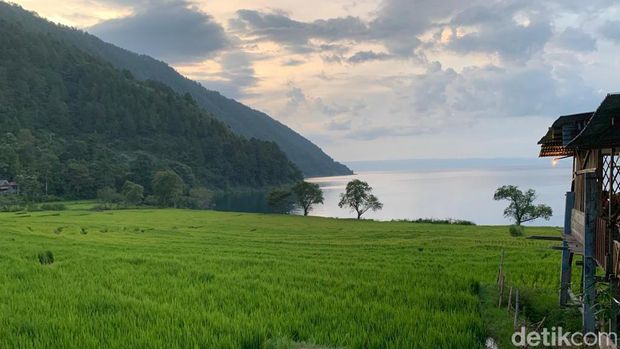 Lokasi wisata keren di sekitar Danau Toba.
