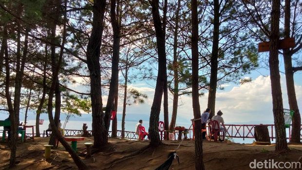 Lokasi wisata keren di sekitar Danau Toba.