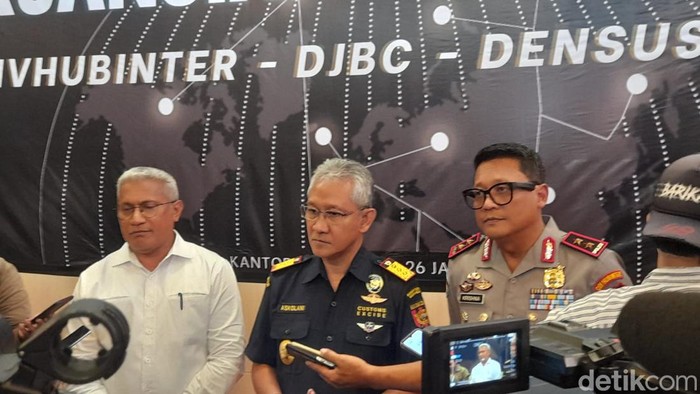 Mabes Polri dan Ditjen Bea dan Cukai kerja sama mengawasi barang-barang yang masuk ke Indonesia dengan pemanfaatan jaringan Interpol. (Ilham O/detikcom)