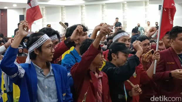 Mahasiswa di gedung DPRD Sumut. (Goklas Wisely/detikSumut)
