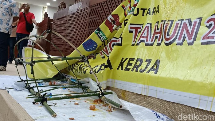 Mahasiswa melempari telur ruang sidang paripurna DPRD Sumut (Goklas Wisely/detikSumut)