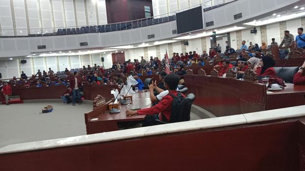 Mahasiswa menduduki ruang paripurna DPRD Sumut.