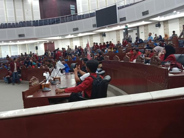 Potret Aksi Mahasiswa Tolak Perppu Cipta Kerja Duduki DPRD Sumut