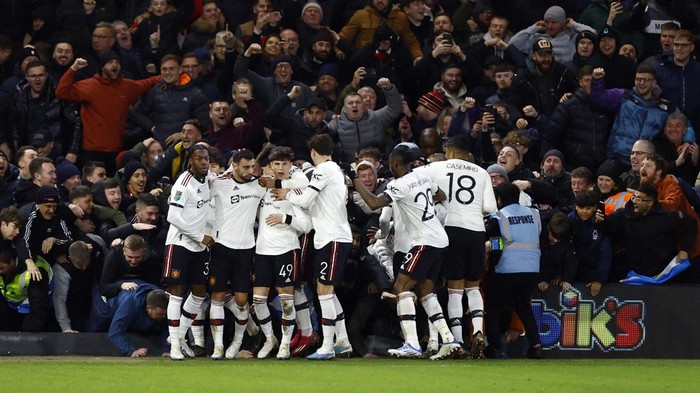 Soccer Football - Carabao Cup - Semi Final - First Leg - Nottingham Forest v Manchester United - The City Ground, Nottingham, Britain - January 25, 2023 Manchester Uniteds Bruno Fernandes celebrates scoring their third goal with teammates Action Images via Reuters/Peter Cziborra